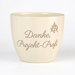 Personalisierter Blumentopf mit Gravur — Geschenk Projektmanagerin Abschied Dankeschön — Detailansicht der Lasergravur