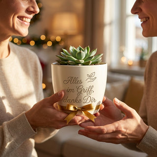 Personalisierter Blumentopf mit Gravur — Geschenk Sachbearbeiterin Abschied — als persoenliche Geschenk-Uebergabe