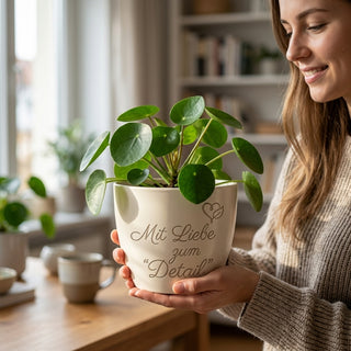Personalisierter Blumentopf »Mit Liebe zum Detail« — Geschenk Schmuckdesigner — im Wohnambiente
