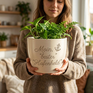 Personalisierter Blumentopf mit Gravur 'Moin Hafenheld' — Geschenk Hafenarbeiter — im Wohnambiente