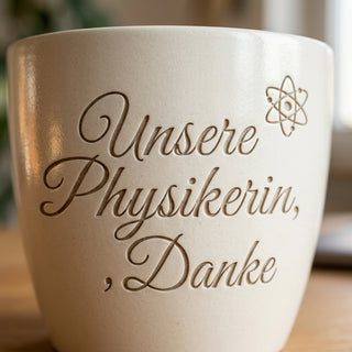 Personalisierter Blumentopf mit Gravur — Geschenk Physikerin Danke — Detailaufnahme