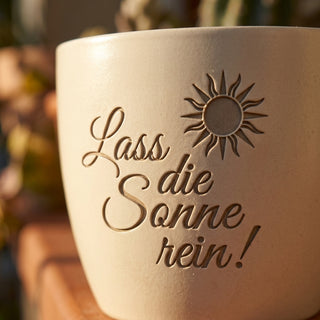 Persönliches Geschenk für Dachdeckerinnen – Blumentopf mit Gravur! — Detailaufnahme