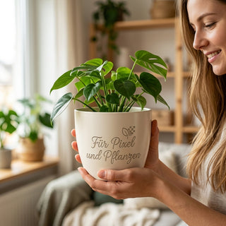 Personalisierter Blumentopf — Geschenk Webdesignerin 'Für Pixel und Pflanzen' — im Wohnambiente