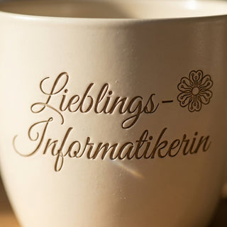 Blumentopf mit Gravur "Lieblings-Informatikerin" — Geschenk IT Kollegin — Detailaufnahme