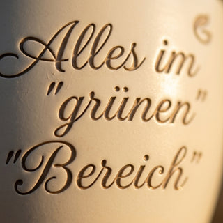 Geschenk für Facility Manager – Blumentopf mit Gravur: Alles im grünen Bereich — Detailaufnahme