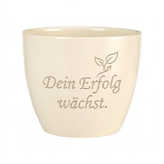 Personalisierter Blumentopf mit Gravur — Geschenk Prokurist Beförderung — Detailansicht der Lasergravur