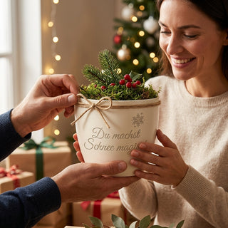 Personalisierter Blumentopf mit Gravur — Danke-Geschenk für Skilehrer — als persoenliche Geschenk-Uebergabe