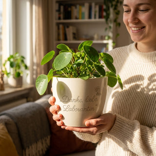 Personalisierter Blumentopf mit Gravur — Danke Geschenk für Laborantin — im Wohnambiente