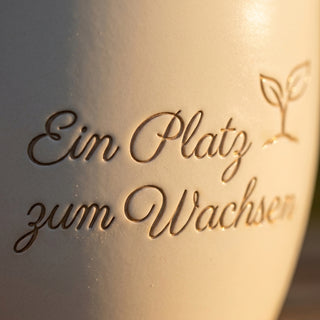 Blumentopf mit Gravur "Ein Platz zum Wachsen" — Geschenk Psychotherapeutin Abschied — Detailaufnahme