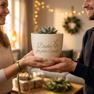 Personalisierter Blumentopf mit Gravur — Geschenk Sanitäter Rettungsdienst — als persoenliche Geschenk-Uebergabe