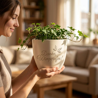 Persönliches Geschenk für Wimpernstylistin – Blumentopf mit Gravur: Danke, Wimpernfee! — im Wohnambiente