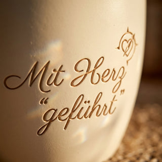 Personalisierter Blumentopf 'Mit Herz geführt' — Geschenk für Filialleiterin — Detailaufnahme