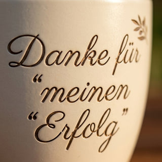 Personalisierter Blumentopf mit Gravur — Geschenk Personal Trainerin — Detailaufnahme