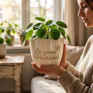Personalisierter Blumentopf mit Gravur — Geschenk Goldschmied Meisterstück — im Wohnambiente