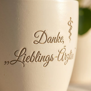 Personalisierter Blumentopf mit Gravur — Geschenk Ärztin Abschied & Dankeschön — Detailaufnahme