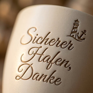 Personalisierter Blumentopf mit Gravur — Dankeschön Geschenk für Hafenarbeiter — Detailaufnahme