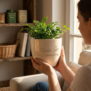 Personalisierter Blumentopf mit Gravur — Geschenk Tee-Sommelière Danke — im Wohnambiente