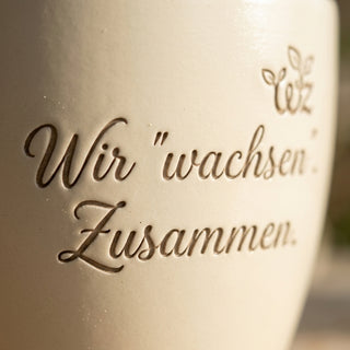 Personalisierter Blumentopf mit Gravur — Geschenk für WG-Partner & Mitbewohner — Detailaufnahme