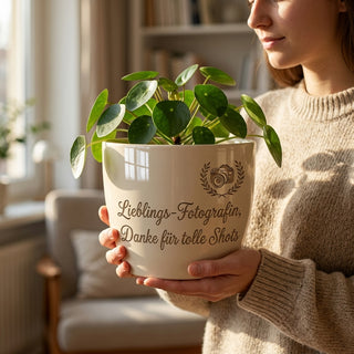 Personalisierter Blumentopf mit Gravur — Geschenk Fotografin Danke Abschied — im Wohnambiente