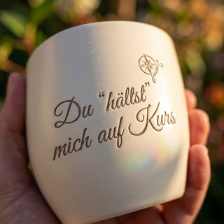 Blumentopf mit Gravur 'Du hältst mich auf Kurs' — Geschenk für Copilot & treuen Begleiter — Detailaufnahme