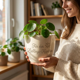 Personalisierter Blumentopf »Für den Lieblings-Kapitän« — Geschenk Seemann — im Wohnambiente