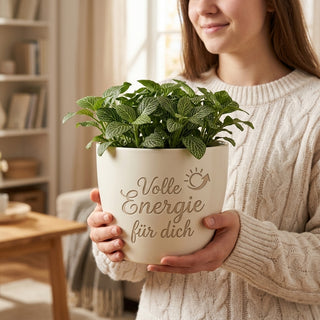 Geschenk für Elektrotechniker – Blumentopf mit individueller Gravur: Volle Energie für dich — im Wohnambiente