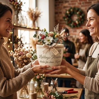 Personalisierter Blumentopf mit Gravur — Geschenk Floristin Dankeschön — als persoenliche Geschenk-Uebergabe