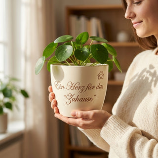Personalisierter Blumentopf mit Gravur — Geschenk Hauswirtschafterin — im Wohnambiente