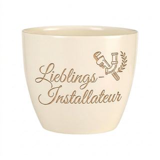 Personalisierter Blumentopf mit Gravur — Geschenk Installateur zur Pensionierung — Detailansicht der Lasergravur