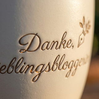Personalisierter Blumentopf mit Gravur — Geschenk Foodbloggerin Danke — Detailaufnahme