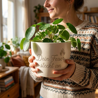 Personalisierter Blumentopf — Geschenk Schmied "Dein Feuer steckt an" — im Wohnambiente