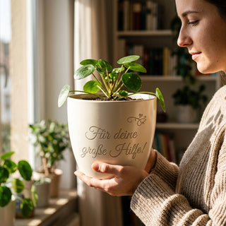 Personalisierter Blumentopf mit Gravur — Dankeschön Putzfrau Geschenk — im Wohnambiente