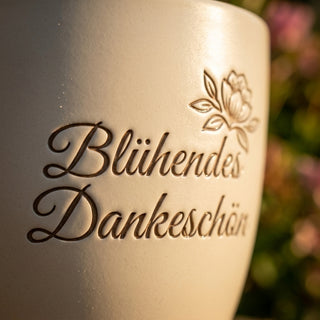 Personalisierter Blumentopf mit Gravur — Geschenk Bienenzüchter Dankeschön — Detailaufnahme