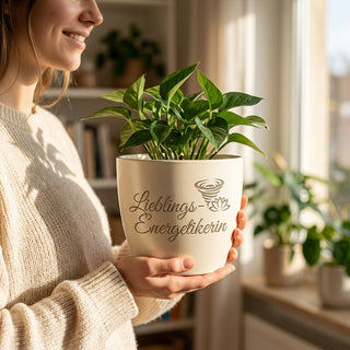 Einzigartiger Blumentopf mit Gravur für die Lieblings-Energetikerin — im Wohnambiente