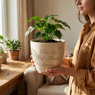 Personalisierter Blumentopf mit Gravur — Geschenk für Interior Designerin — im Wohnambiente