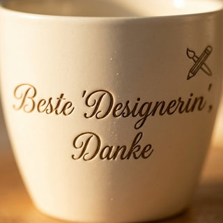 Personalisierter Blumentopf mit Gravur — Geschenk für Designerin Dankeschön — Detailaufnahme