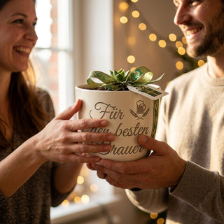 Personalisierter Blumentopf mit Gravur — Geschenk Brauer Abschied — als persoenliche Geschenk-Uebergabe