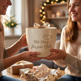Personalisierter Blumentopf mit Gravur — Dankeschön Tierheimmitarbeiterin — als persoenliche Geschenk-Uebergabe