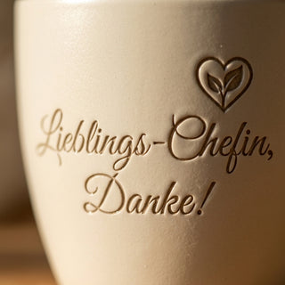 Personalisierter Blumentopf mit Gravur — Geschenk Geschäftsführerin — Detailaufnahme