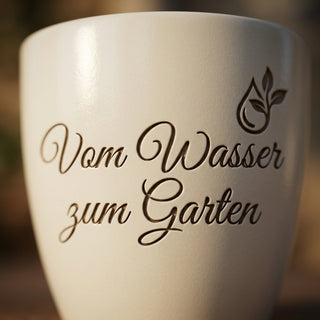 Personalisierter Blumentopf mit Gravur — Geschenk Fischwirt zur Pensionierung — Detailaufnahme