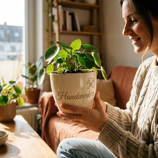 Personalisierter Blumentopf 'Handwerk mit Herz' — Geschenk Werkzeugmechaniker — im Wohnambiente