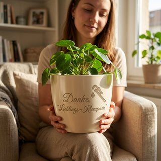 Personalisierter Blumentopf mit Gravur — Danke Geschenk Sanitärinstallateur — im Wohnambiente