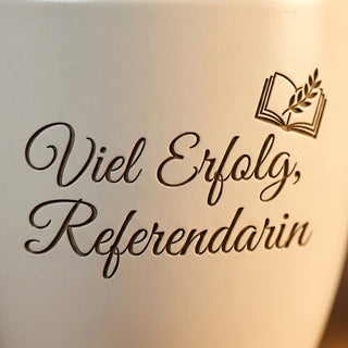 Personalisierter Blumentopf mit Gravur — Geschenk Referendarin für Schulstart — Detailaufnahme