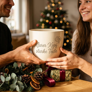 Personalisierter Blumentopf mit Gravur — Geschenk für Redakteurin — als persoenliche Geschenk-Uebergabe