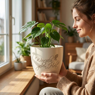 Personalisierter Blumentopf 'Wurzeln geben Halt' — Geschenk für Orthopäden — im Wohnambiente