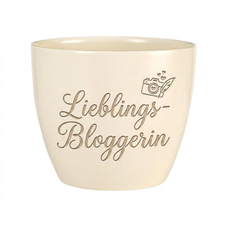 Personalisierter Blumentopf mit Gravur — Geschenk Bloggerin & Content Creator — Detailansicht der Lasergravur