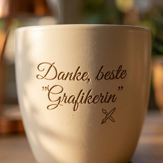 Personalisierter Blumentopf mit Gravur — Geschenk für Grafikerin zum Dank — Detailaufnahme
