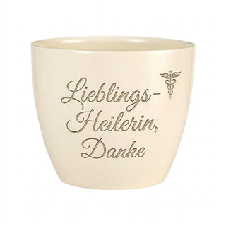 Personalisierter Blumentopf mit Gravur — Geschenk Heilpraktikerin Dankeschön — Detailansicht der Lasergravur