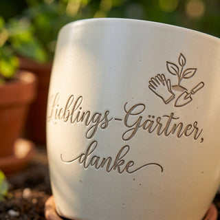 Persönlicher Blumentopf für den Lieblings-Gärtner – Geschenk für Garten- und Landschaftsbauer — Detailaufnahme
