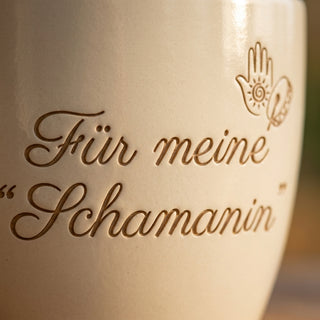 Personalisierter Blumentopf mit Gravur — Geschenk für Schamanin & Heilerin — Detailaufnahme